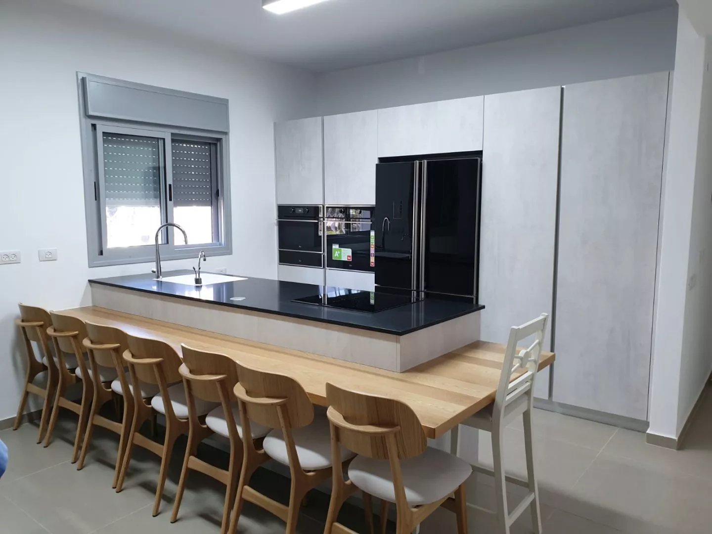 מטבח שחור עם אי קטן בעיצוב מודרני DaCucina Kitchens