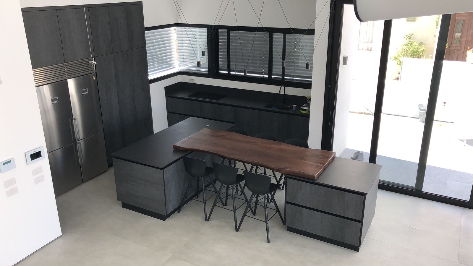 מטבח מודרני מיוחד עם שיש שחור DaCucina Kitchens